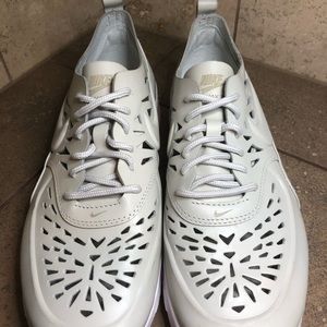 Women’s size 8 Nike Air Max Thea